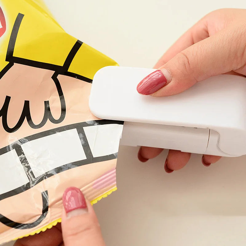 Portable Kitchen Mini Hand Pressure Heat Sealing Machine for Household Sundries for Sealing Food in Plastic Bags
